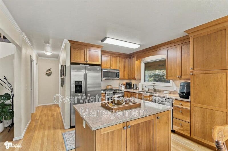 Eagle River House: 10610 High Bluff Dr