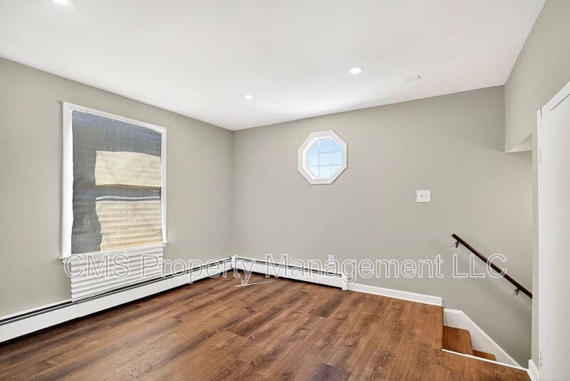 Old Bridge House: 24 Steinhardt Ave