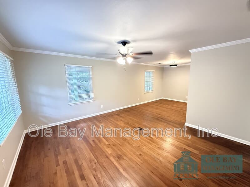 Mobile House: 108 Hilltop Dr E