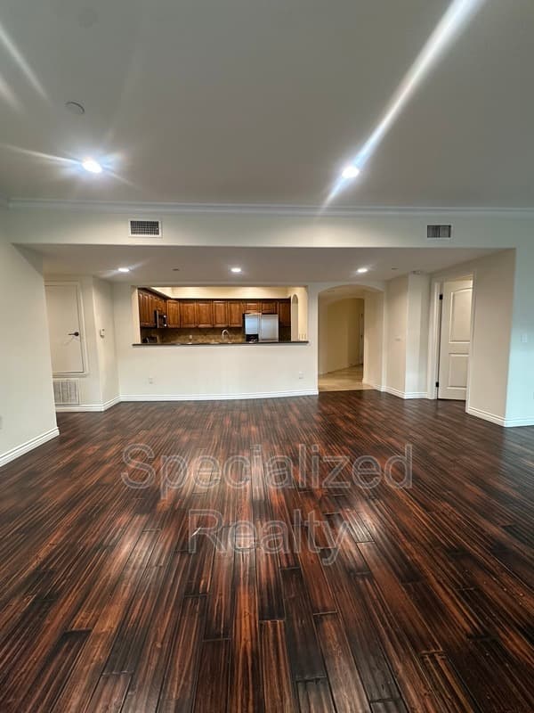 North Hollywood Condo: 10921 Whipple Street