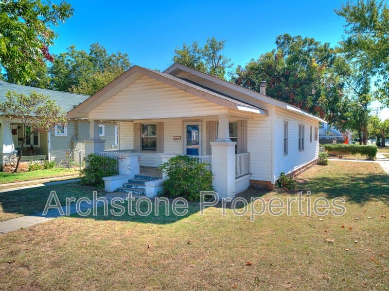Edmond House: 202 E 3rd St