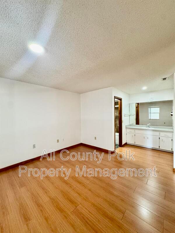 Lakeland House: 3919 Lehman Ct