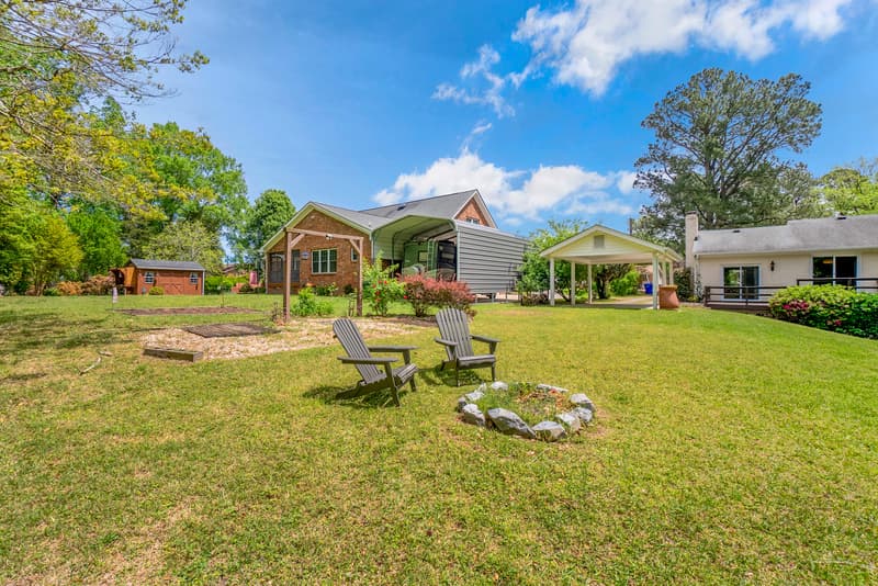 Suffolk House: 315 Oakwood Avenue