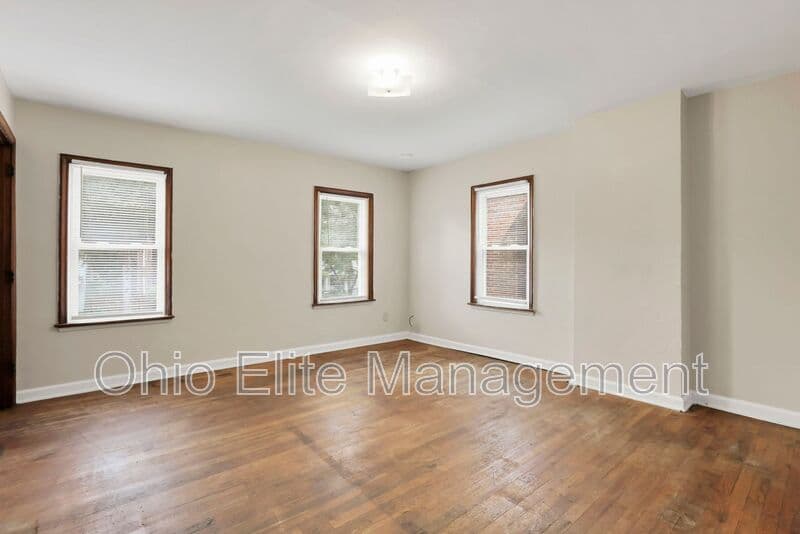 Columbus House: 53 S Burgess Ave