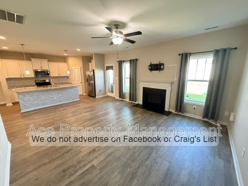 Fayetteville House: 2350 Spinning Wheel Road