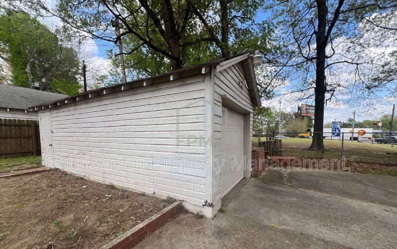 Memphis House: 252 East Edwin Circle