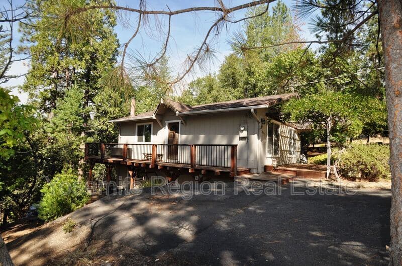 Groveland House: 20020 Bluebell Court