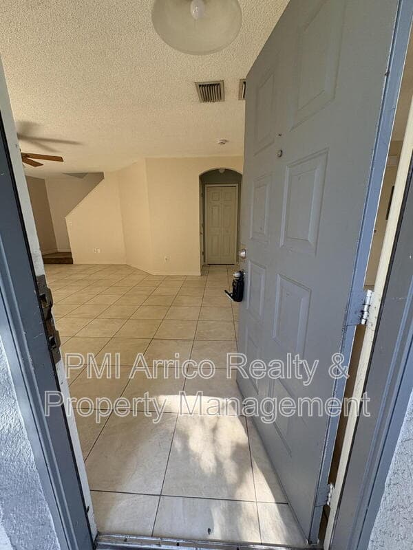 Tampa Townhome: 7430 E Bank Dr