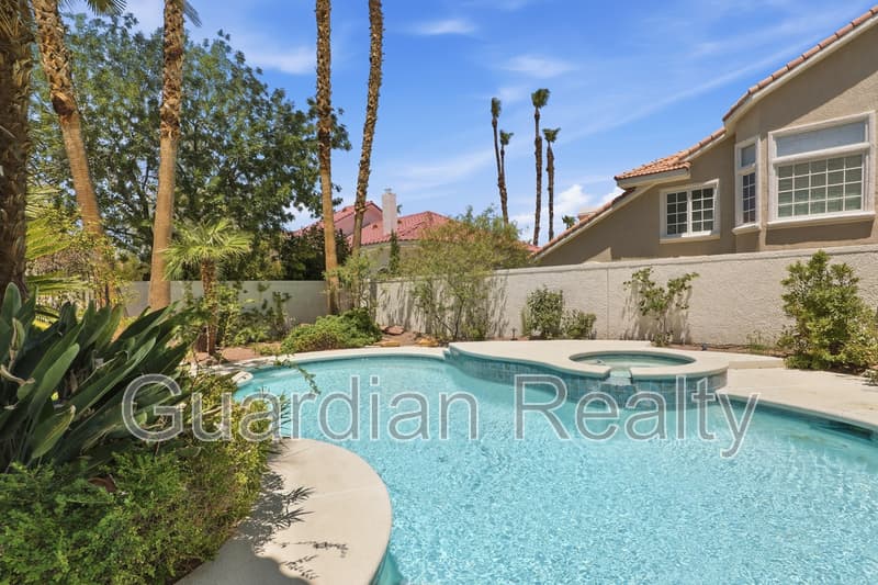 Henderson House: 1888 Woodhaven Dr