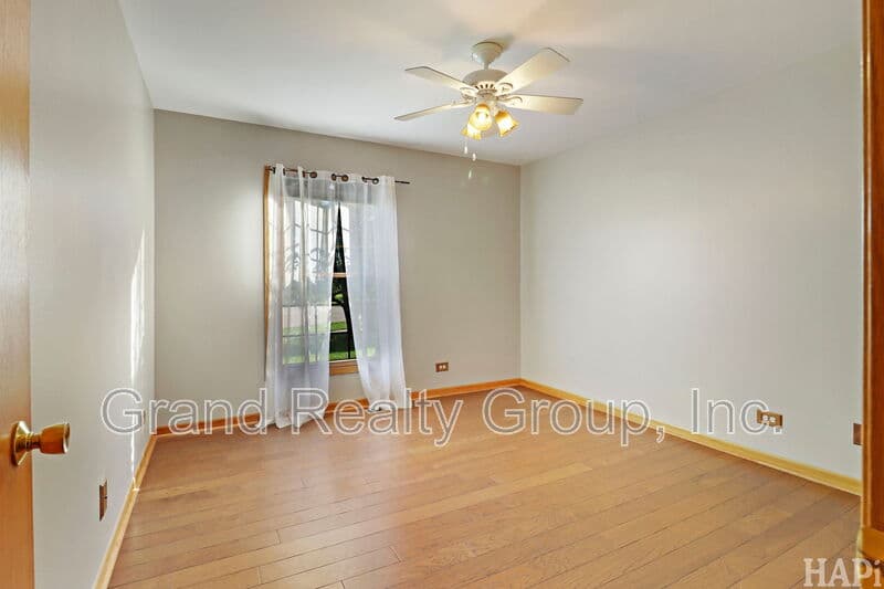 Lake Villa House: 128 Juniper Court