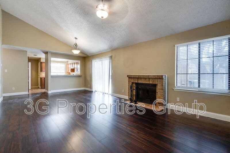 Lewisville House: 613 Hunters Glen St