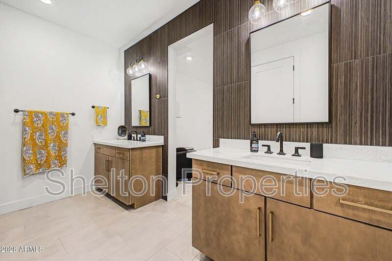 Phoenix Townhome: 2121 W Sonoran Desert Dr, Unit 124