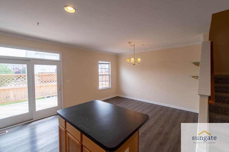 Rosedale Townhome: 11 Hallsdale Ct