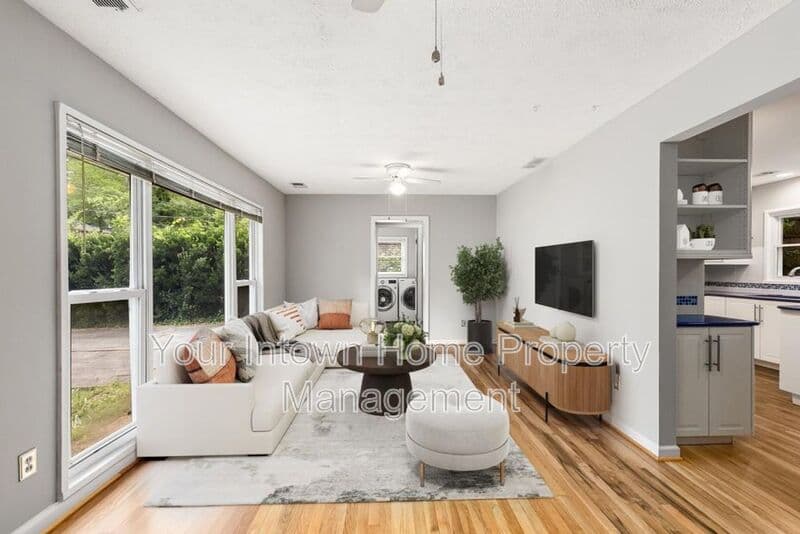 Decatur House: 2959 Westbury Dr.