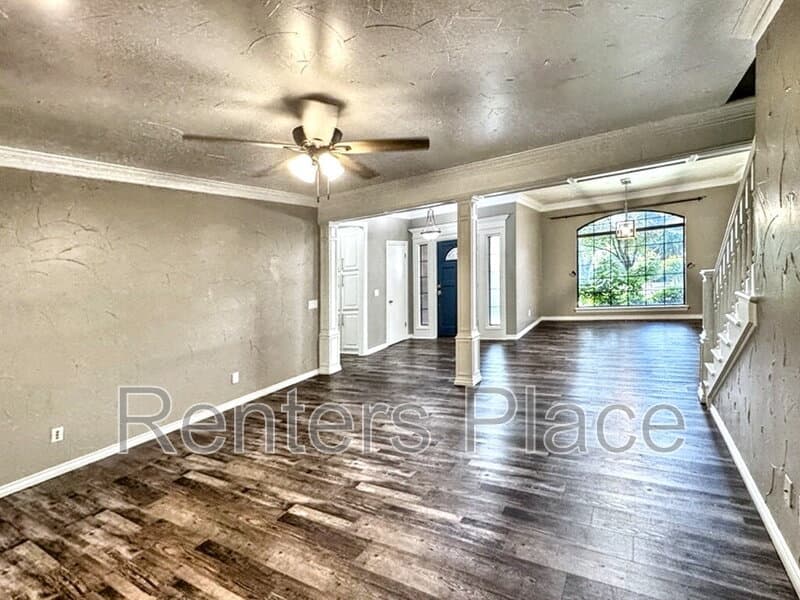 Edmond House: 2005 Mission Rd