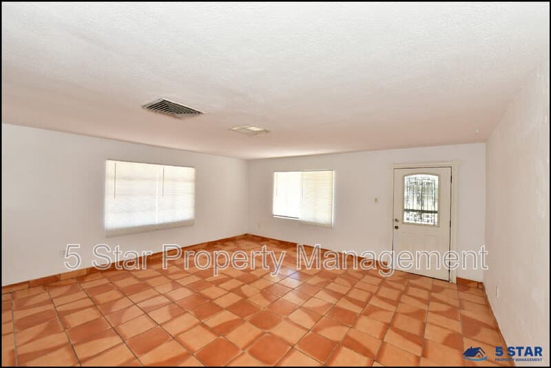 El Paso House: 7817 West Dr