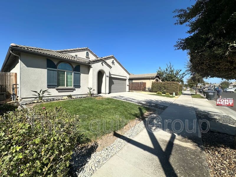 Visalia House: 3215 S Meadowbrook St