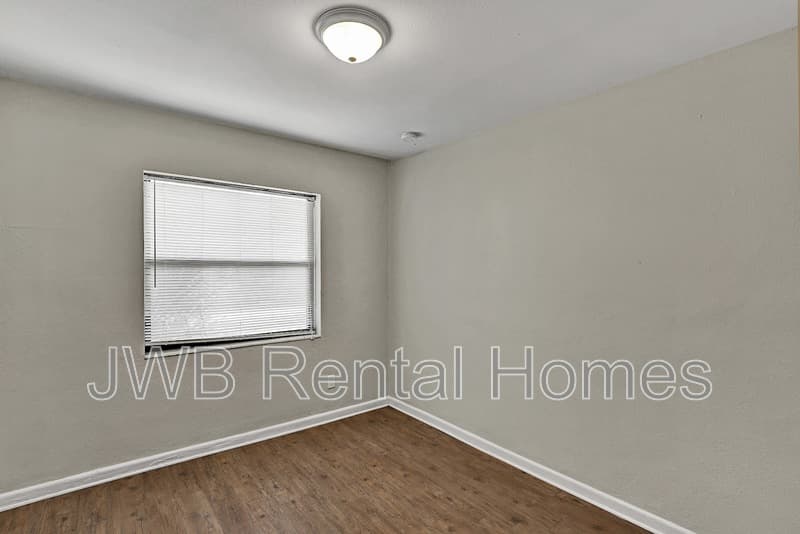 Jacksonville House: 31 45th St W
