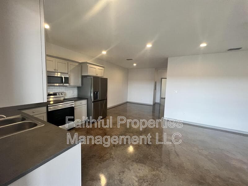 Whitehouse Condo: 19580 Fonda 2