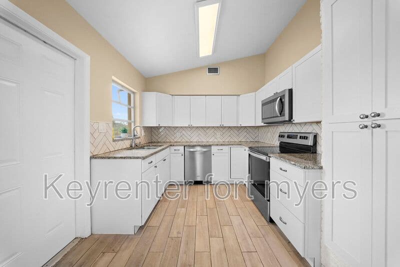 North Fort Myers House: 275 Lakeview Dr