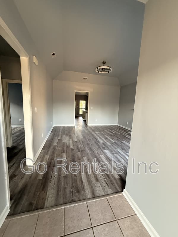 Calera House: 975 McAllister Drive