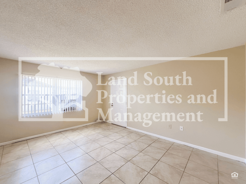Lakeland House: 5827 Charlton Drive