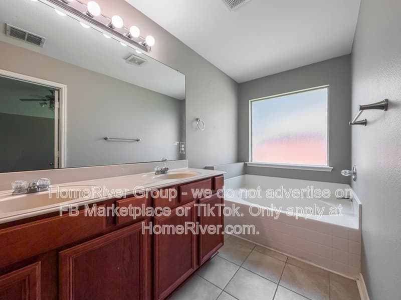 Anna House: 313 Charleston Dr