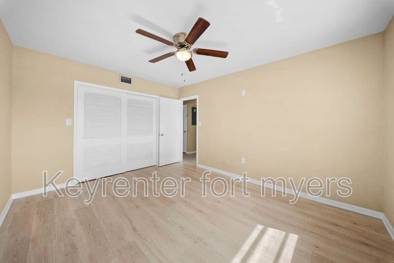 North Fort Myers House: 275 Lakeview Dr