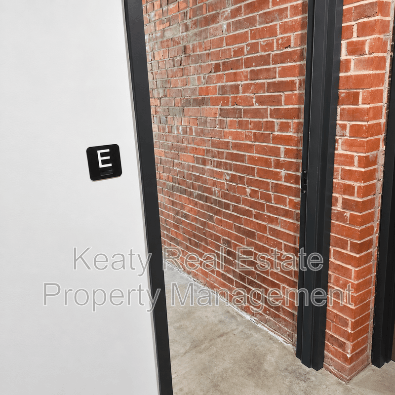 Lafayette House: 136 E Cypress St