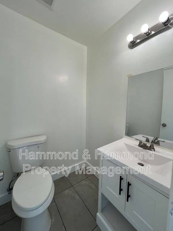 Van Nuys Condo: 5722 Woodman Ave.