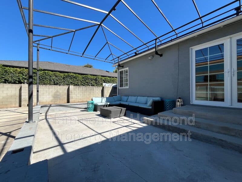 Sherman Oaks House: 15483 Dickens St.