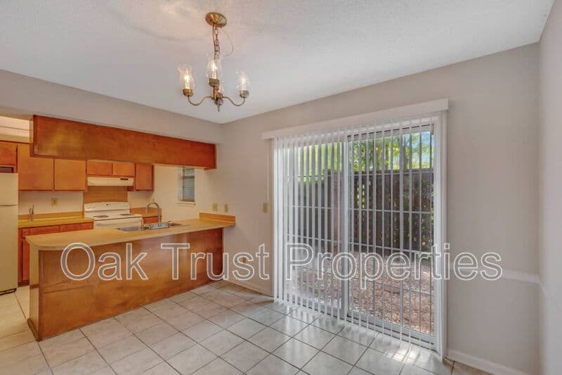 Summerville Townhome: 593 Travelers Blvd