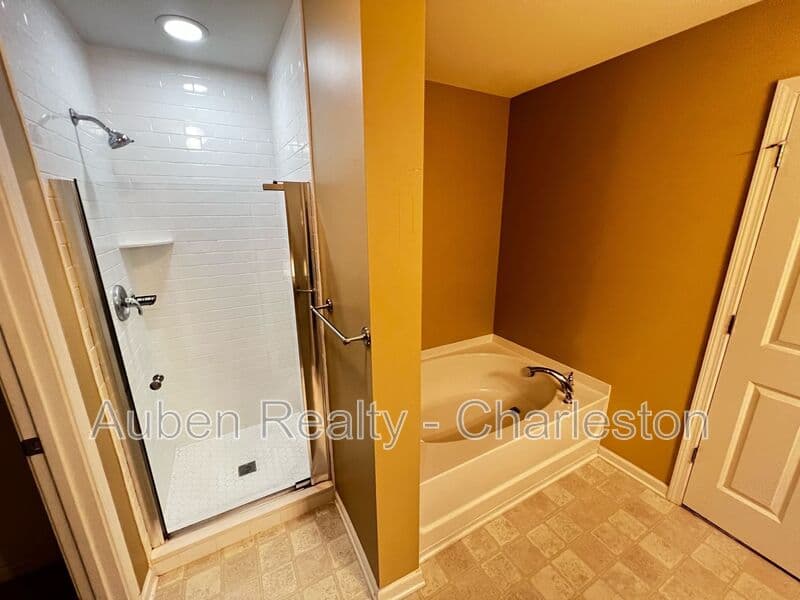 Summerville House: 226 S Lamplighter Ln