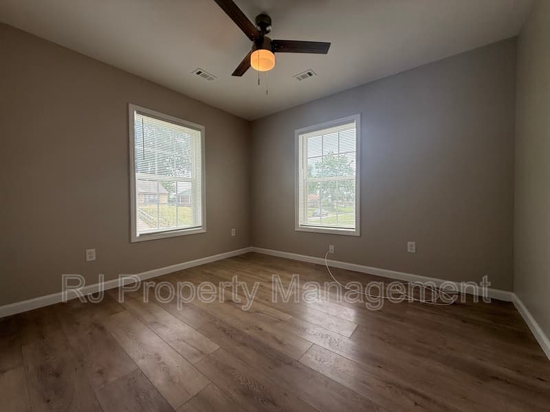 Memphis House: 86 W Dempster Ave