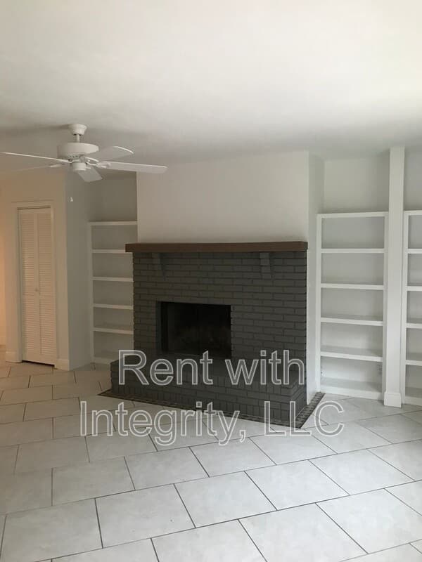 Tallahassee House: 1502-C Pullen Rd