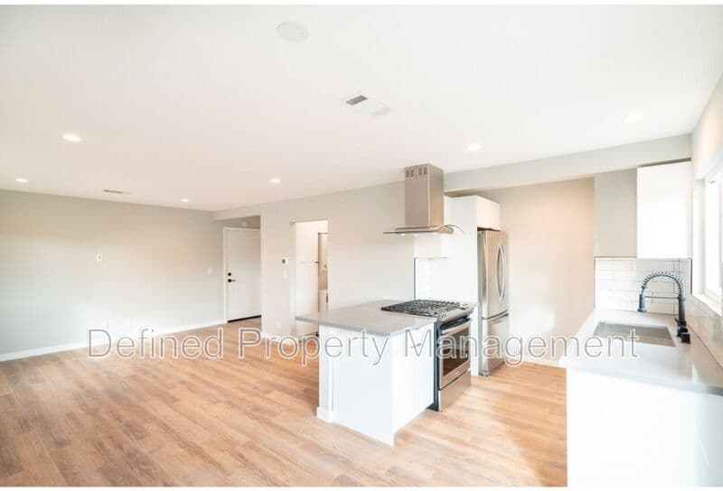 Los Angeles Condo: 5847 Willoughby Avenue