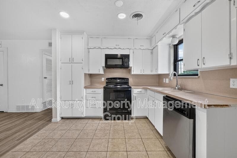 Bedford House: 2024 Charleston Drive