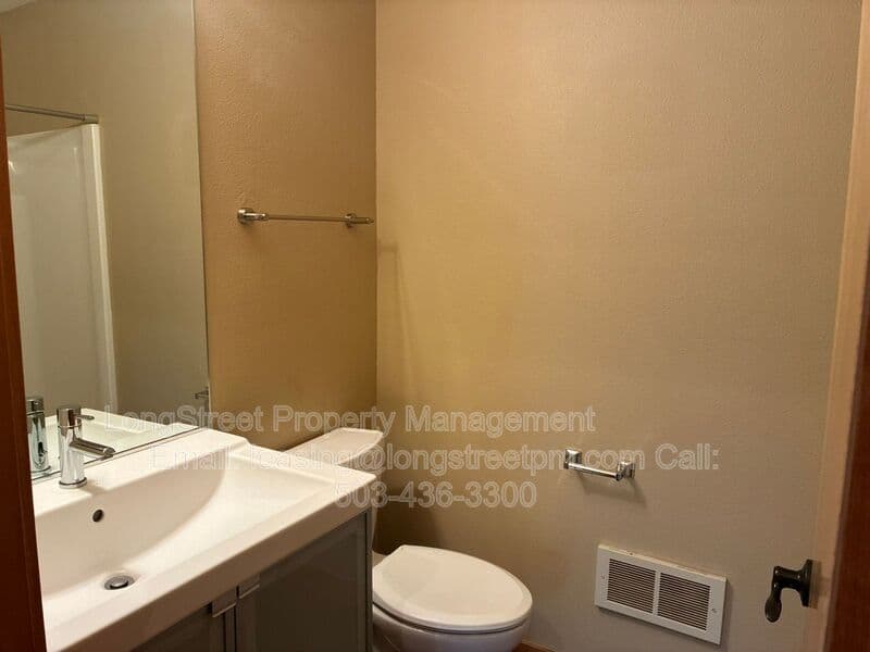 Portland Townhome: 5123 S Corbett Ave