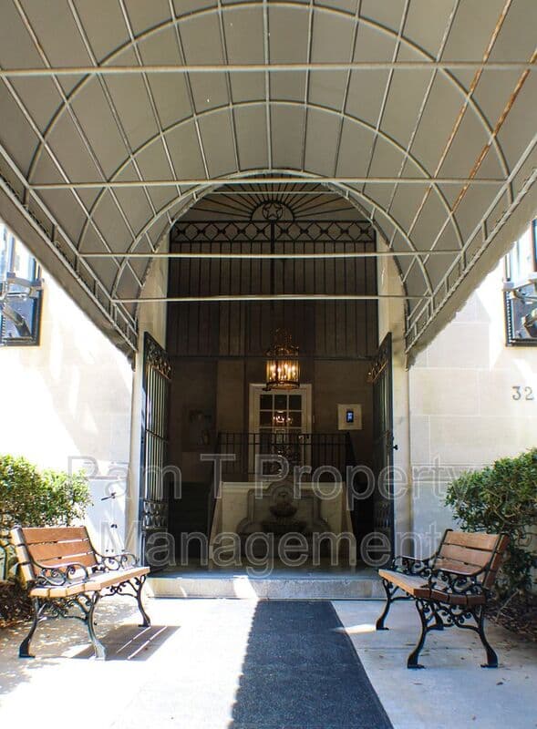Savannah Condo: 321 Abercorn St.