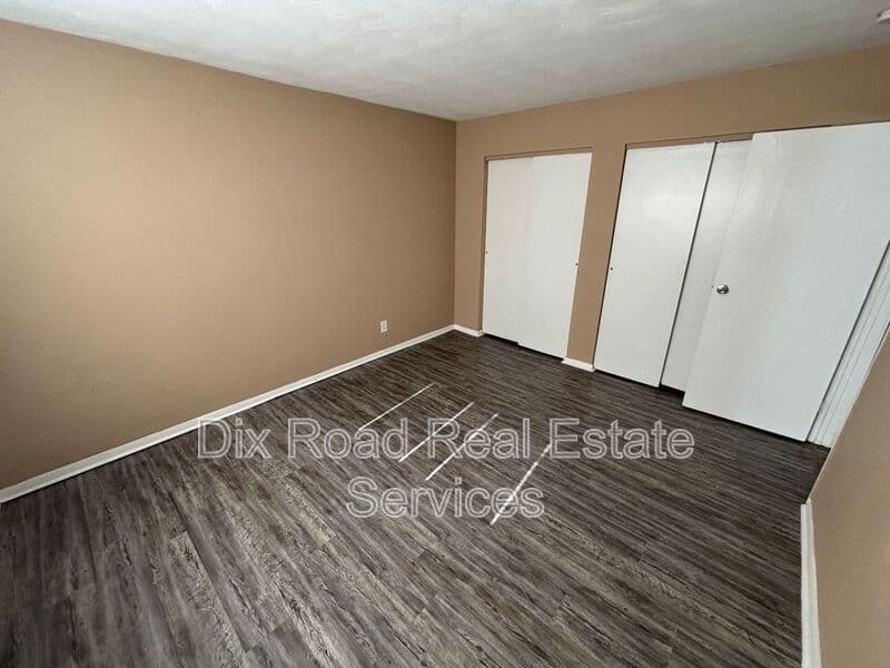 Trenton House: 410 Mars Rd