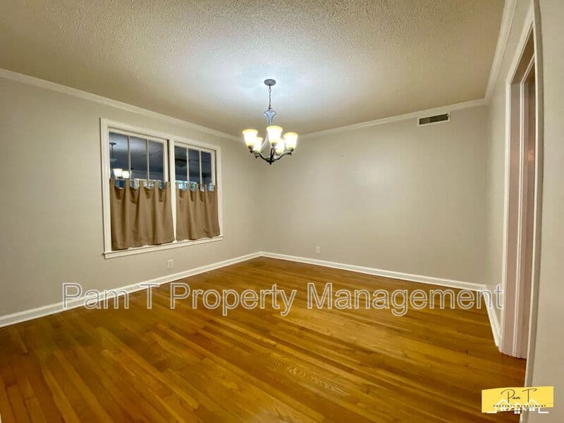 Savannah House: 304 Columbus Dr