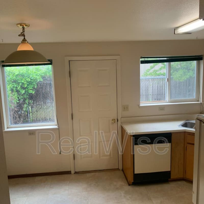 Grants Pass Townhome: 2170 NW N Hill Dr