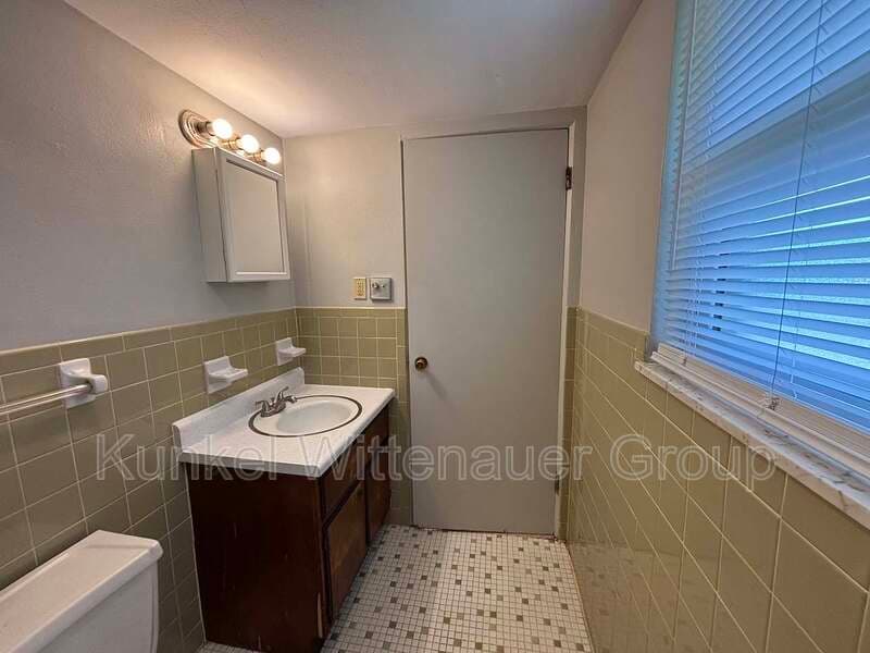 Fairview Heights Condo: 9940-6 Old Lincoln Trail