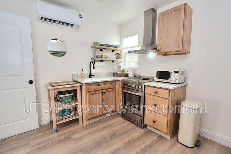 Fair Oaks House: 6906 Pin Oak Court