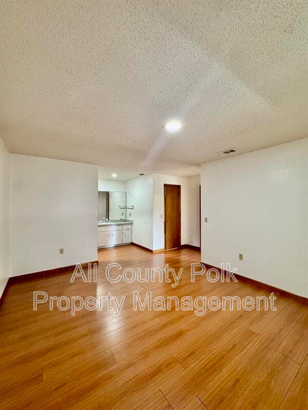Lakeland House: 3919 Lehman Ct
