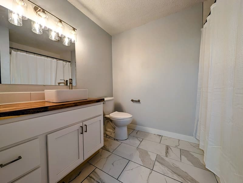 Pella Condo: 408 East 15th Street - 208