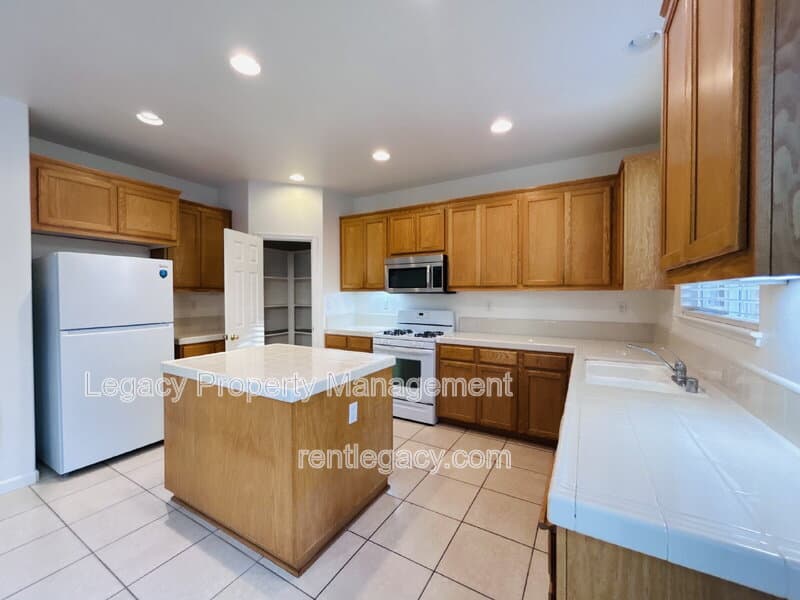 Fairfield House: 5085 Lockie Ln