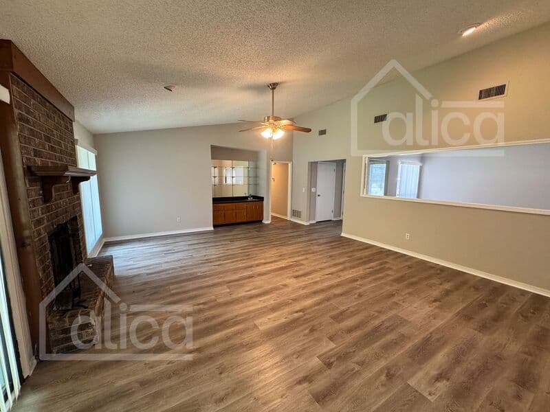 Orange Park House: 1959 Sussex Dr N