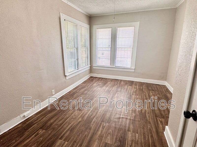 Fort Worth House: 1925 Saint Louis Ave.