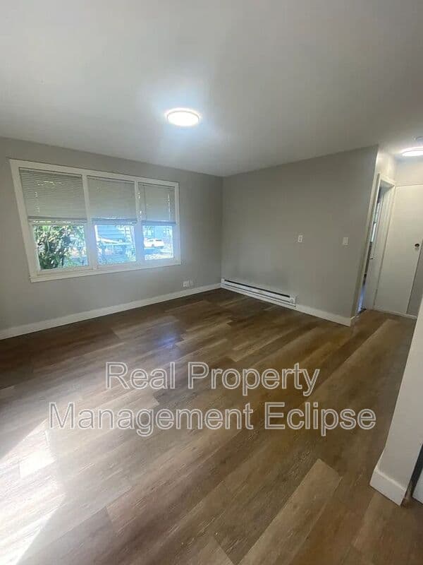 Kirkland House: 6731 104th Ave NE